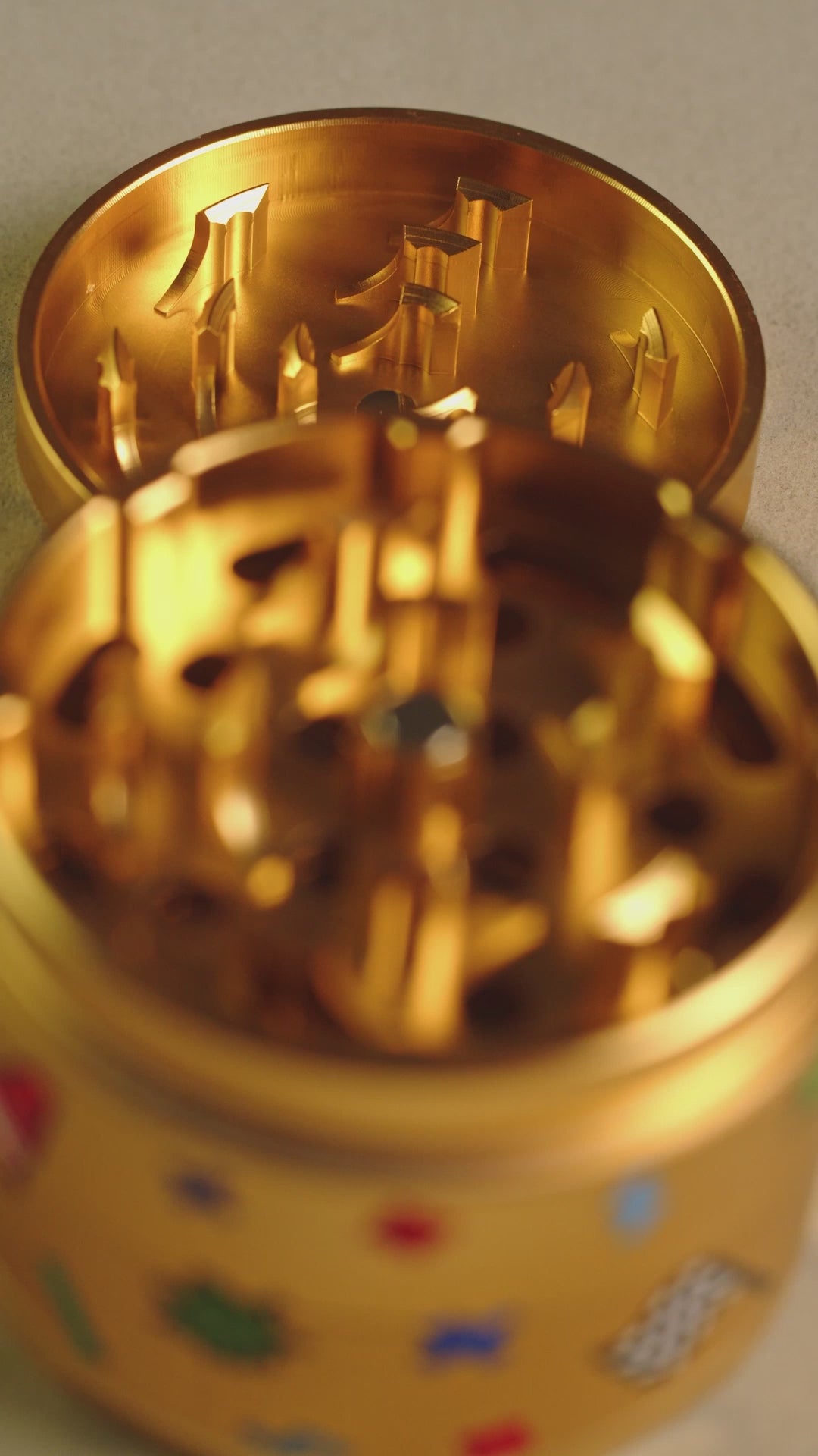Load video: Famous Design Wido 4-Part Strain Aluminum Grinder