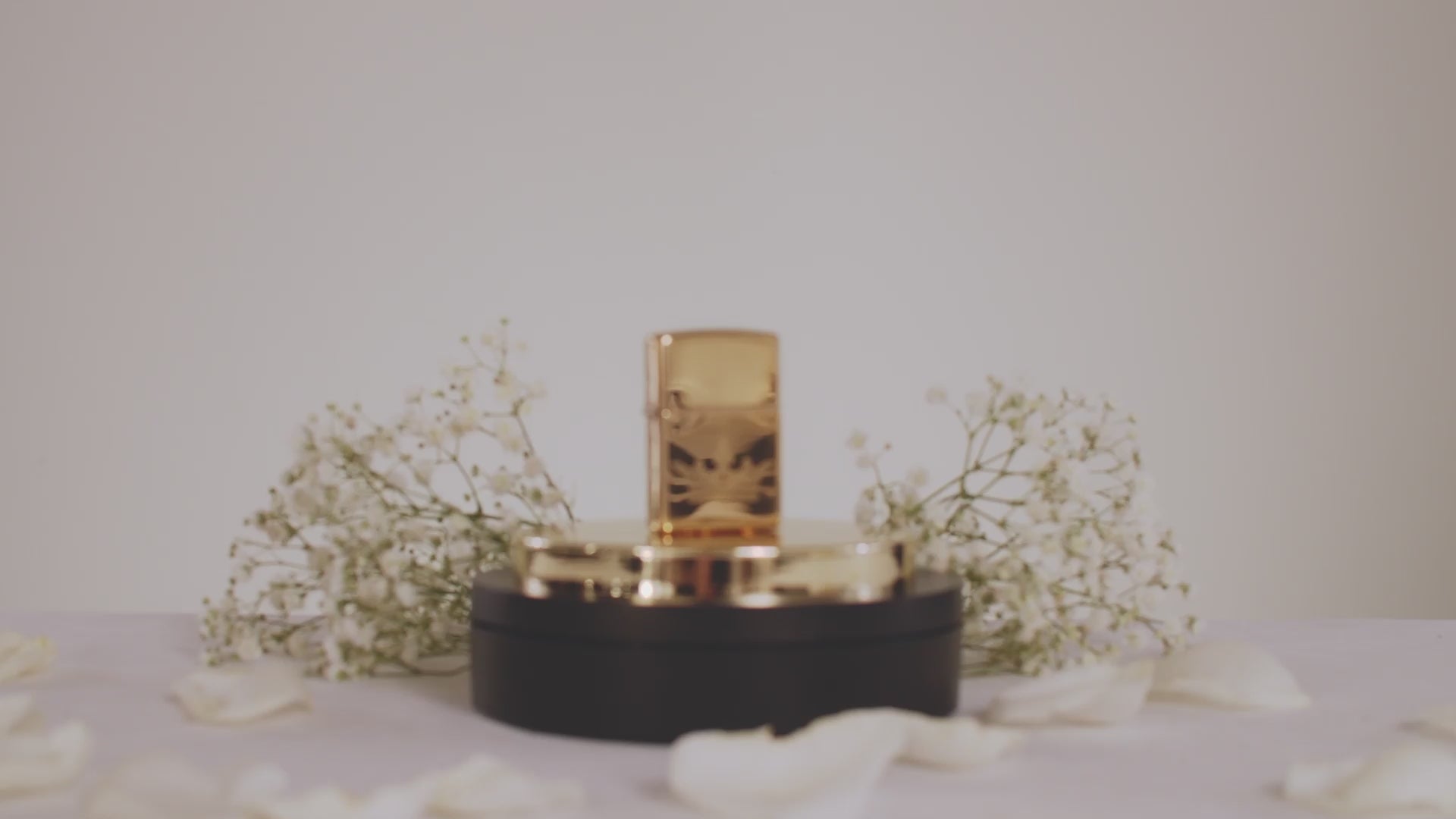 Load video: Queen of Bud Golden Majesty Zippo