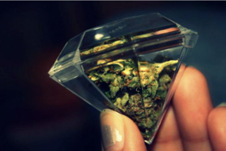 25 Dank Ways To Propose To Your Stoner Girlfriend