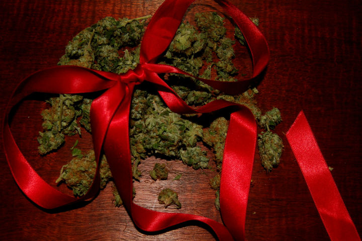 19 Dank Gifts Your Stoner Friends Would Love For Christmas